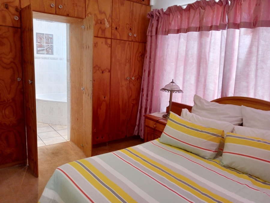 4 Bedroom Property for Sale in Struisbaai Western Cape